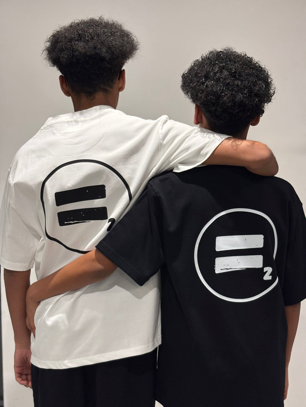 Drop Shoulder Back Large logo T-Shirt in Black